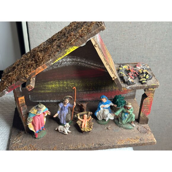 Vintage Handcrafted Nativity Scene With Figurines & Rustic Wooden Stable 12 x 10 - Picture 7 of 7